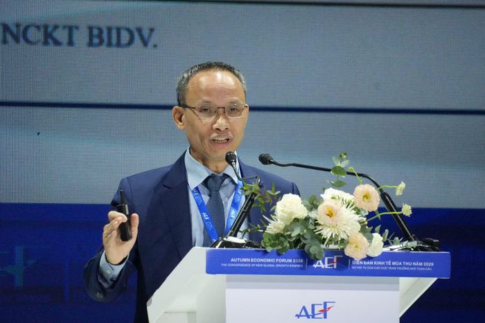 TS. Cấn Văn Lực, Thành viên Hội đồng Tư vấn Chính sách Tiền tệ Quốc gia trình bày tham luận.