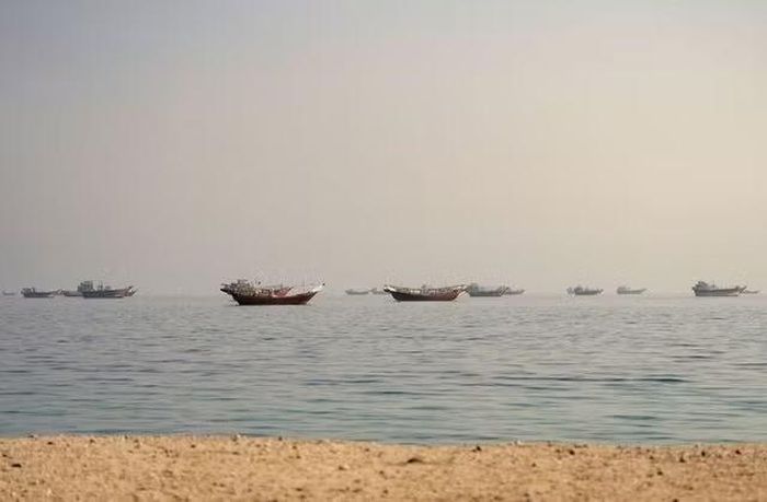 Tàu ở eo biển Hormuz. Ảnh: Reuters