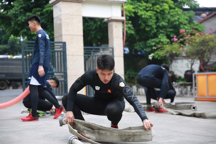 Cán bộ, chiến sĩ Đội tuyển Bộ Công an Việt Nam kiểm tra phương tiện trước khi tham dự giải đấu.