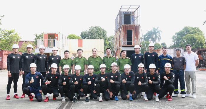 Các đại biểu chụp ảnh lưu niệm cùng Đội tuyển Bộ Công an Việt Nam.