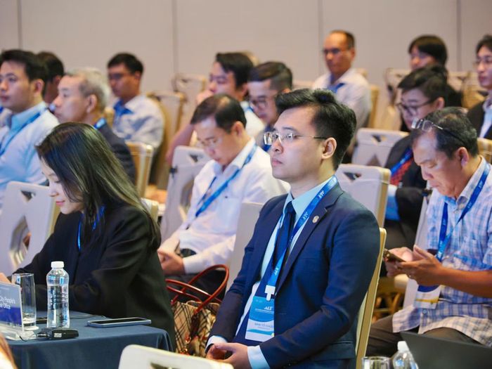 Các đại biểu, chuyên gia tham dự phiên thảo luận.
