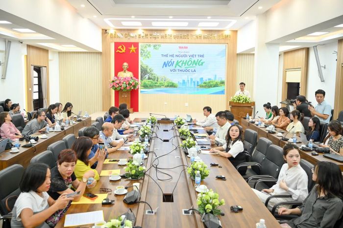 Các đại biểu tham dự toạ đàm.