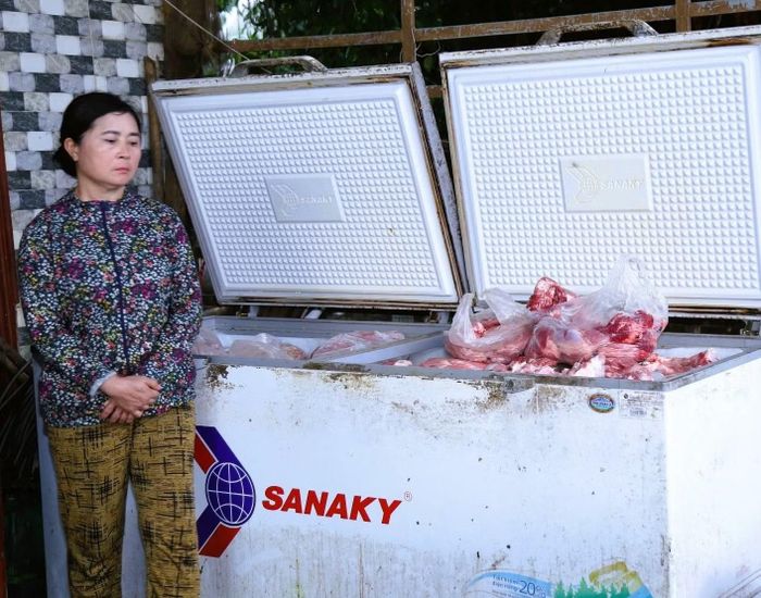 Đối tượng Nguyễn Thị Thu Phượng cùng tang vật trong vụ 400 tấn heo bệnh, heo chết ở Đồng Nai.