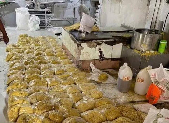 Các đối tượng sử dụng hóa chất cấm vào mì tươi.