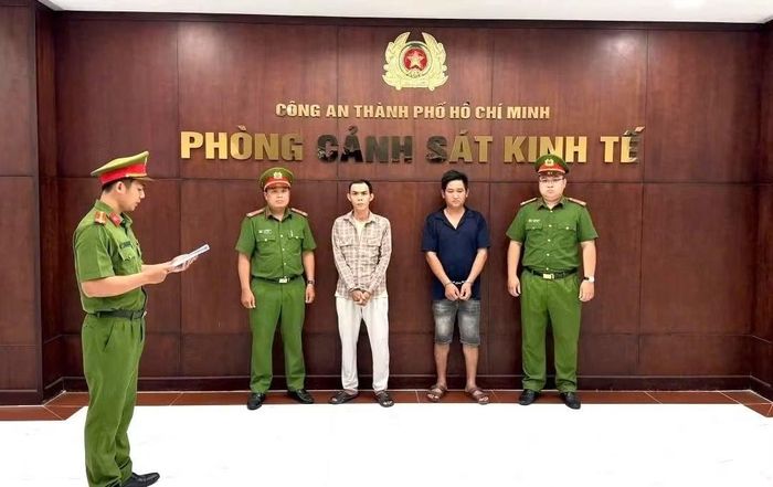 Các đối tượng Nguyễn Văn Thắng và Nguyễn Văn Thái (từ trái sang) bị bắt, khởi tố trong vụ sử dụng chất cấm biến thịt heo thành thịt bò.
