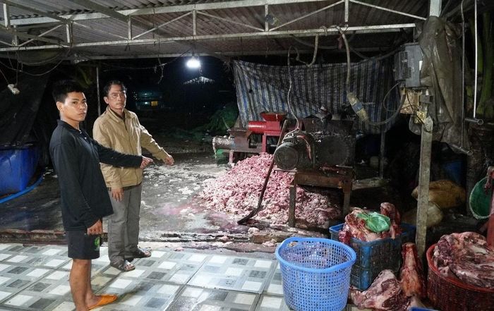 Đối tượng Trần Văn Hùng (mặc áo khoác vàng) cùng tang vật trong vụ 400 tấn heo bệnh, heo chết ở Đồng Nai.