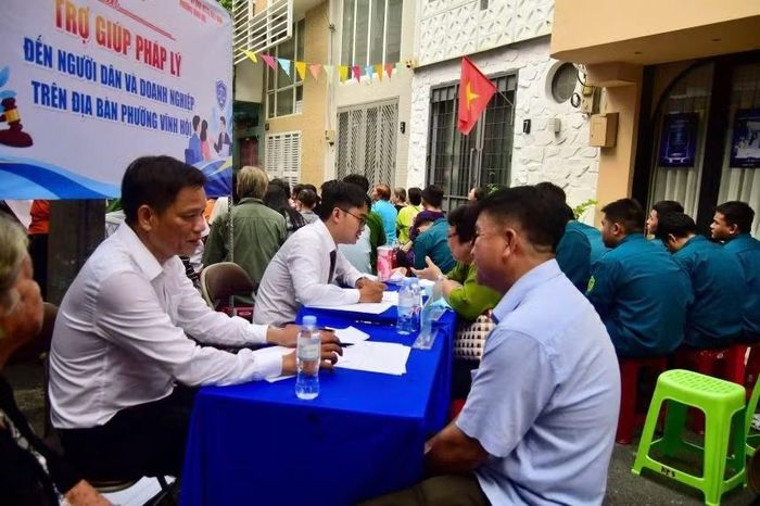 Người dân nghe các luật sư, trợ giúp viên pháp lý tư vấn về pháp luật.