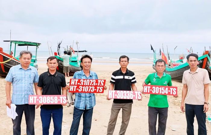 Ngư dân Hà Tĩnh được hỗ trợ đăng ký tàu đánh cá phục vụ khai thác thủy sản hợp pháp.