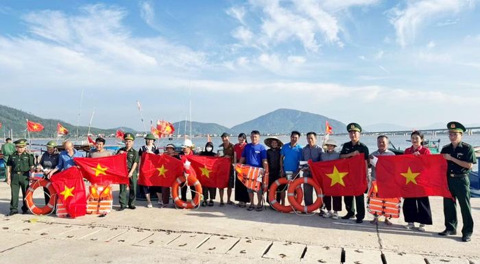 Để ngư dân "nói không" với khai thác thuỷ sản bất hợp pháp, ngoài việc đẩy mạnh tuyên truyền, ngành chức năng Hà Tĩnh tiếp tục tăng cường tuần tra, kiểm soát kết hợp quản lý, giám sát chặt chẽ hoạt động của tàu cá trên vùng biển ngoài khơi.