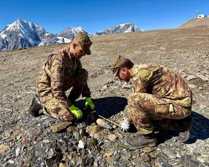 Lữ đoàn Sơn chiến Julia thu gom và vô hiệu hóa các vật liệu nổ. Ảnh: The Guardian/Julia Alpine brigade