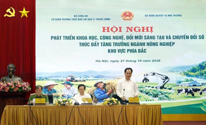 Phó Thủ tướng Chính phủ Hồ Quốc Dũng, Bộ trưởng Bộ NN&MT Trịnh Việt Hùng và Thượng tướng Nguyễn Văn Long, Thứ trưởng Bộ Công an chủ trì hội nghị. Ảnh: Khương Trung.