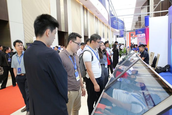 Đại biểu, chuyên gia tham quan các gian hàng tại Diễn đàn Kinh tế mùa Thu 2026.