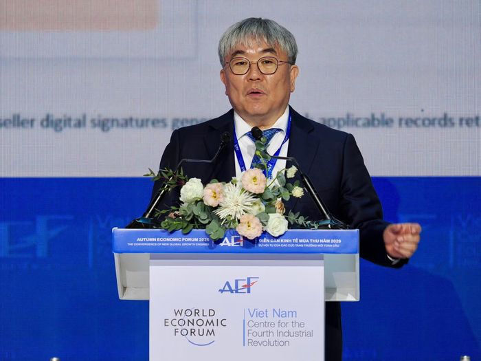 Ông Stephen Oh, Phó Chủ tịch kiêm Giám đốc Công nghệ (CTO) Korea Quantum Computing (KQC), phát biểu tại phiên chuyên đề.