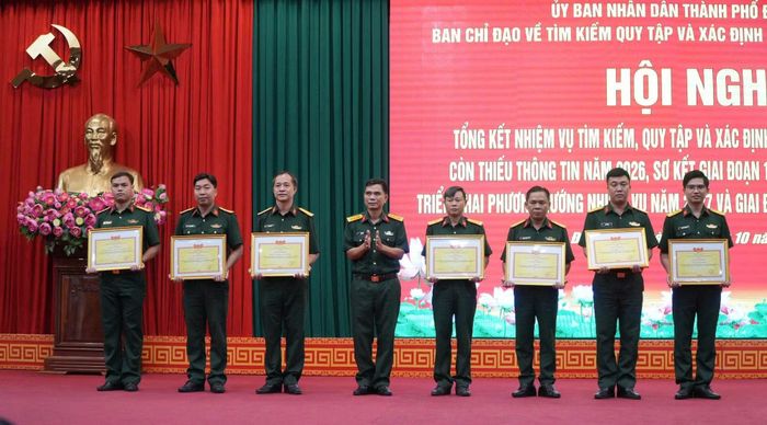 Các cá nhân tham gia tìm kiếm, quy tập hài cốt liệt sĩ được Bộ Chỉ huy Quân sự Đồng Nai tặng giấy khen.