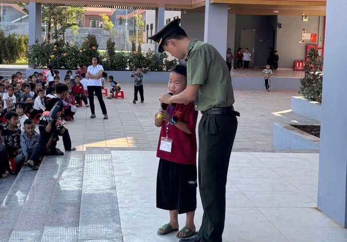 Chiến dịch "Không một mình" 2026 giúp học sinh tại Trường Phổ thông nội trú Tiểu học và THCS Si Pa Phìn trang bị những kỹ năng khi sử dụng mạng xã hội.
