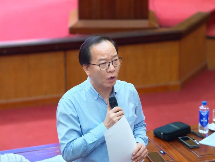 GS Trần Minh Điển, Giám đốc Bệnh viện Nhi Trung ương trao đổi với các phóng viên.