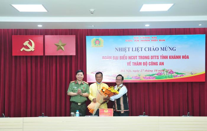 Đại tá Ngô Xuân Phú tặng hoa, chúc mừng Đoàn đại biểu người có uy tín trong dân tộc thiểu số tỉnh Khánh Hoà về thăm Bộ Công an.