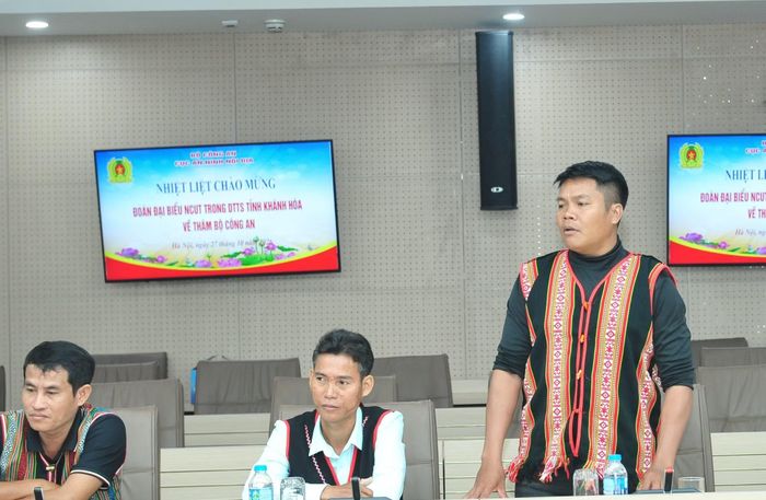 Các đại biểu tham dự buổi gặp mặt phát biểu ý kiến.