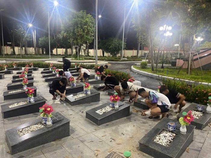 Các em lau dọn từng ngôi mộ Liệt sĩ.