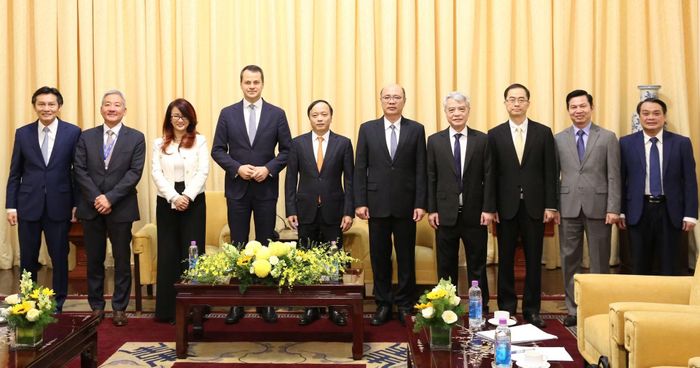 Thứ trưởng Đặng Hồng Đức và Giám đốc điều hành WEF Stephan Mergenthaler cùng các đại biểu chụp hình lưu niệm.
