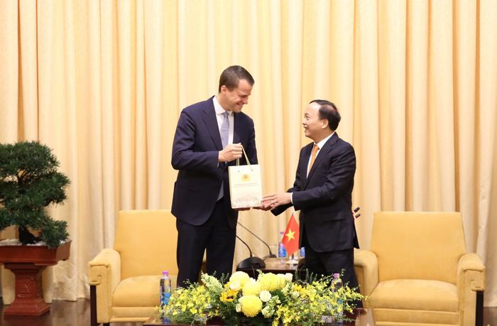 Thứ trưởng Đặng Hồng Đức và Giám đốc điều hành WEF Stephan Mergenthaler cùng trao tặng quà lưu niệm.
