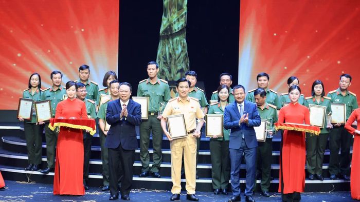 Thứ trưởng Bộ Văn hoá, Thể thao và Du lịch Nguyễn Huy Dũng cùng Phó Tổng Giám đốc Đài Truyền hình Việt Nam Đỗ Đức Hoàng trao giải Vàng cho các tác giả, nhóm tác giả.