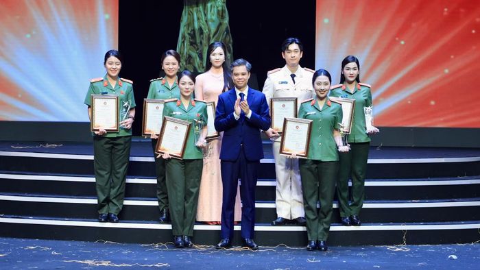 Phó Trưởng Ban Tuyên giáo Trung ương Nguyễn Văn Chiến trao giải Vàng, giải Bạc cho Phát thanh viên, người dẫn chương trình.