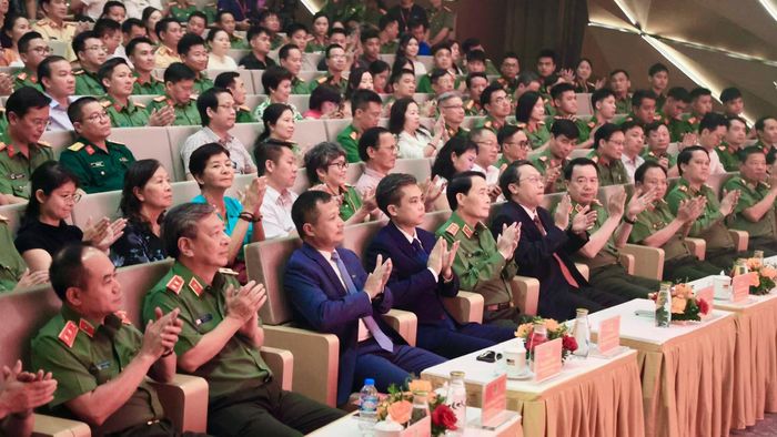 Thứ trưởng Lê Quốc Hùng cùng các đồng chí lãnh đạo, đại biểu dự Lễ bế mạc Liên hoan.