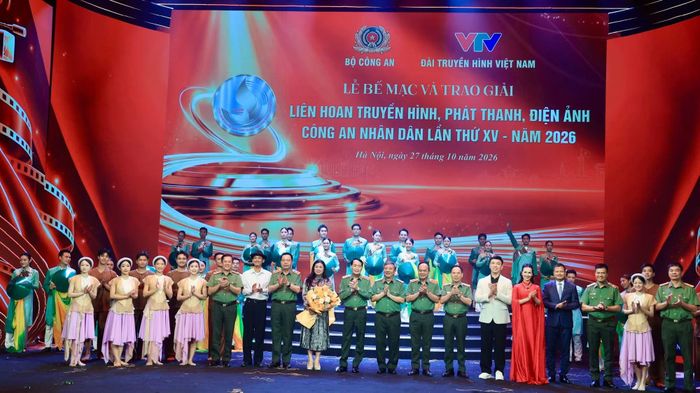 Thứ trưởng Lê Quốc Hùng cùng Ban tổ chức, một số đại biểu và các nghệ sĩ, người dẫn chương trình tại Lễ bế mạc Liên hoan.