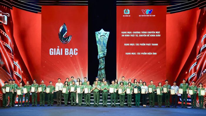 Thiếu tướng Nguyễn Ngọc Quyền, Phó Giám đốc Công an TP Hà Nội, Phó Trưởng Ban tổ chức Liên hoan và Đại tá Nguyễn Anh Tuấn, Phó Cục trưởng Cục Truyền thông CAND, Giám đốc Truyền hình CAND, Phó Trưởng Ban thường trực Ban tổ chức Liên hoan trao giải Bạc cho các tác giả, nhóm tác giả.