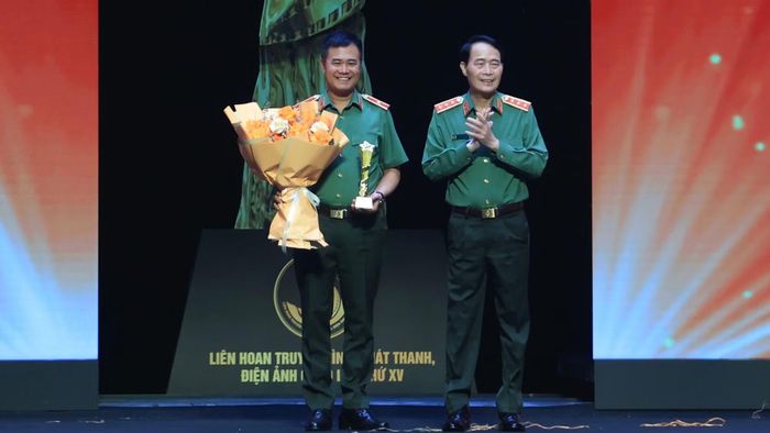Thứ trưởng Lê Quốc Hùng trao giải Nhất toàn đoàn cho Công an TP Hà Nội.