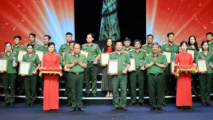 Trung tướng Đỗ Triệu Phong cùng Trung tướng Nguyễn Thanh Tùng, Anh hùng lực lượng vũ trang nhân dân, Giám đốc Công an TP Hà Nội trao giải Bạc cho các tác giả, nhóm tác giả.