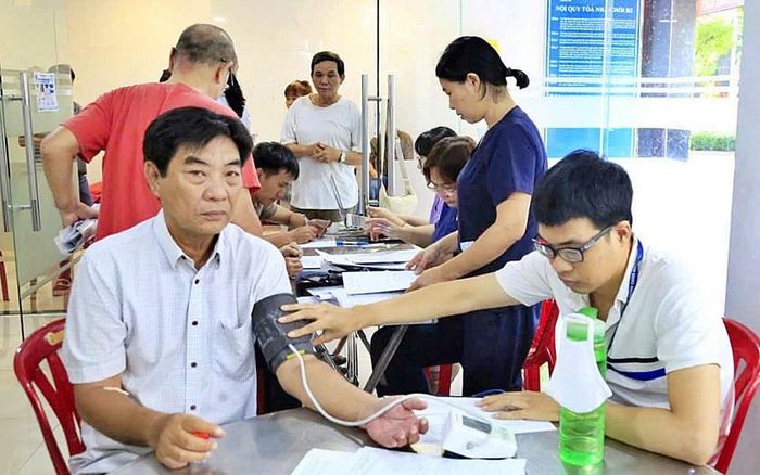 UBND phường Chánh Hưng, Thành phố Hồ Chí Minh tổ chức khám bệnh cho người dân trên địa bàn.