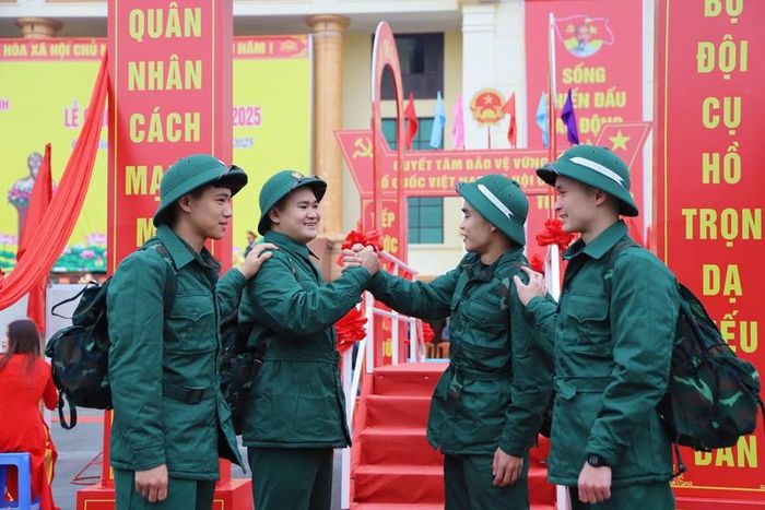 Các thanh niên Bắc Ninh động viên nhau trước giờ lên đường, cùng hứa sẽ hoàn thành tốt nhiệm vụ trong quân đội trong đợt giao nhận quân năm 2025. Ảnh: VGP
