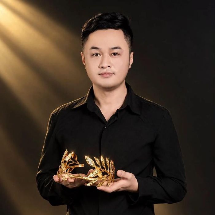 Năm nay, nhà thiết kế Đỗ Vân Trí tiếp tục đảm nhận việc chế tác chiếc vòng nguyệt quế. Đây cũng là năm thứ 12 liên tiếp anh gắn bó cùng Đường lên đỉnh Olympia. Ảnh: VTV