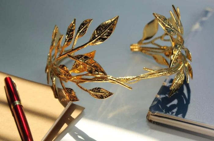 Tác phẩm là sự hòa quyện hoàn hảo giữa công nghệ tạo mẫu 3D tiên tiến và kỹ nghệ kim hoàn thủ công. Đường gân lá sắc nét, bề mặt cành cây gồ ghề đầy sống động cùng 4 lớp xử lý phủ vàng thật 24K. Ảnh: VTV