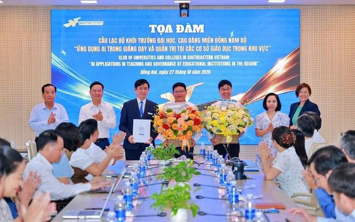 Các báo cáo viên nhận hoa và thư cám ơn từ TS Đỗ Thị Lan Đài, Chủ tịch Hội đồng Trường Đại học Lạc Hồng.