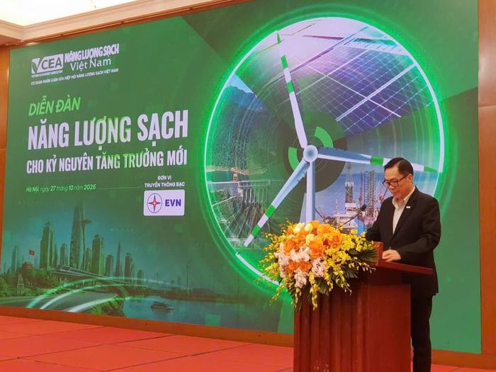 Tiến sĩ Mai Duy Thiện, Chủ tịch Hiệp hội Năng lượng sạch Việt Nam (VCEA), Tổng Biên tập Tạp chí Năng lượng Sạch Việt Nam phát biểu khai mạc diễn đàn.
