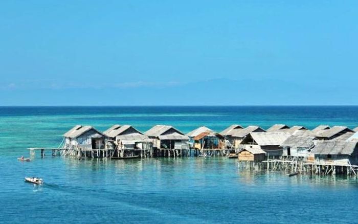 Làng du mục biển Bajau trên đảo Pulau Papan thuộc quần đảo Togean, nơi những ngôi nhà sàn trên mặt nước được nối liền với đảo Malenge bằng cây cầu gỗ dài 1km. Ảnh: Tojo Una-Una Tourism