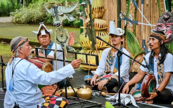 Khách du lịch tham quan một làng du lịch ở Indonesia. Ảnh: Antara/HO-Ministry of Tourism