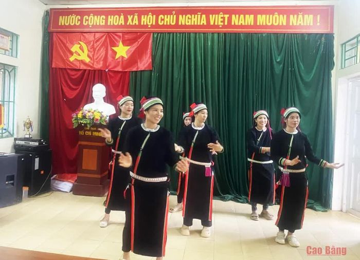Chị Triệu Thị Xỉm cùng các hội viên Câu lạc bộ dân ca, dân vũ xóm Phja Cọ luyện tập văn nghệ.