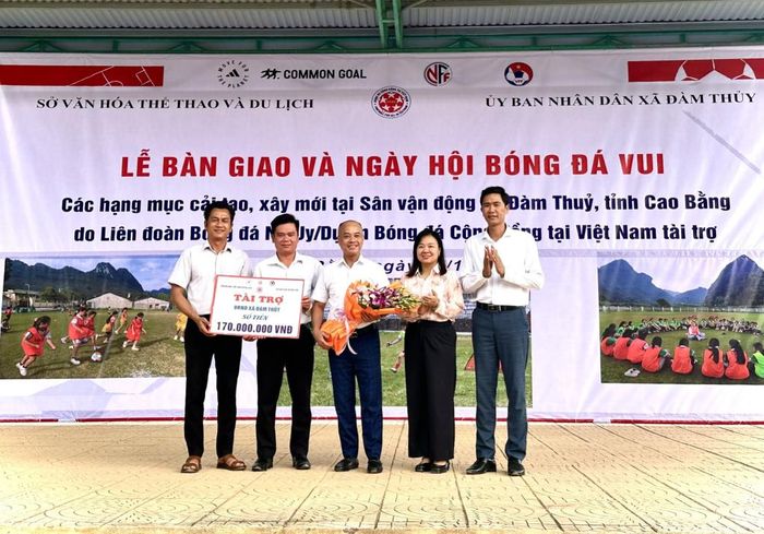 Đoàn công tác trao tặng kinh phí cải tạo, xây mới các hạng mục sân vận động cho UBND xã Đàm Thủy.