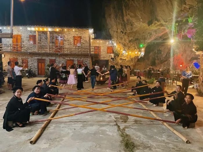Giao lưu văn hóa truyền thống góp phần gìn giữ bản sắc văn hóa dân tộc và tạo điểm nhấn thu hút du khách đến với Công viên địa chất toàn cầu UNESCO Non nước Cao Bằng.