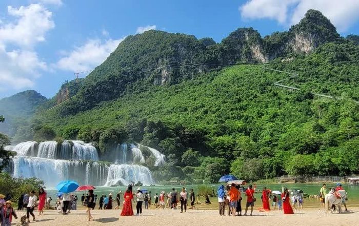 Du khách tham quan thác Bản Giốc, một trong những thắng cảnh nổi tiếng của Công viên địa chất toàn cầu UNESCO Non nước Cao Bằng.