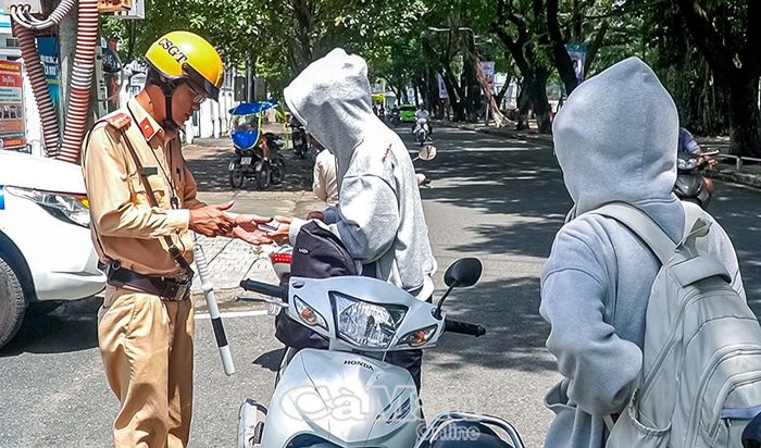 Cảnh sát giao thông kiểm tra một trường hợp học sinh điều khiển phương tiện xe máy tham gia giao thông. 