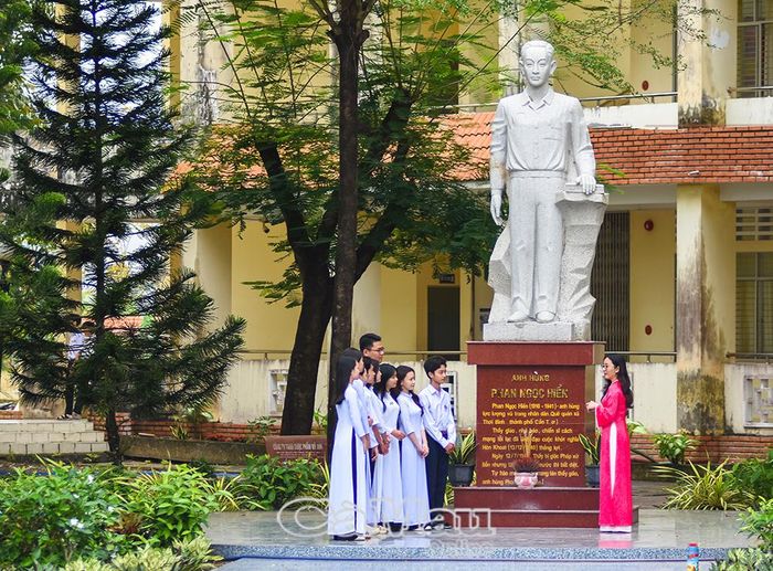 Học sinh tham gia các chuyến học tập thực tế tại địa chỉ đỏ, tìm hiểu truyền thống cách mạng của quê hương.