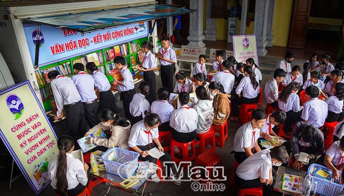 Xe thư viện lưu động tổ chức hơn 40 chuyến mỗi năm, đưa sách đến phục vụ học sinh tại các trường trên địa bàn tỉnh.