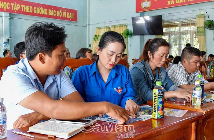 Người lao động và đoàn viên, thanh niên xã Ðất Mới tìm hiểu thông tin tuyển dụng, tờ rơi việc làm tại phiên giao dịch việc làm lưu động ở cơ sở.
