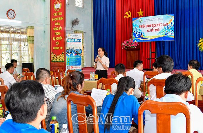 Bà Quách Thanh Thoảng, Giám đốc Trung tâm Dịch vụ Việc làm tỉnh tư vấn, thông tin trực tiếp về thị trường lao động và các chính sách hỗ trợ việc làm cho người dân tại xã Đất Mới.
