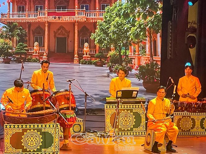  Tiết mục hoà tấu “Phum sóc ngày mới” do các nhạc công Đoàn nghệ thuật tổng hợp Khmer phối hợp biểu diễn.